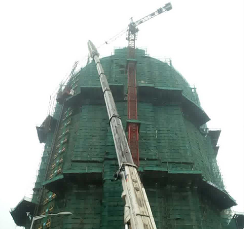 平乡吊车在工地上作业